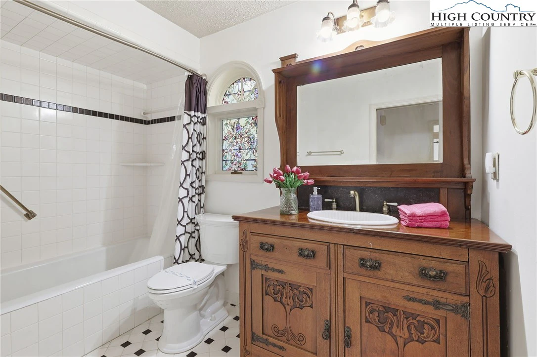Image number 4 for the current listing