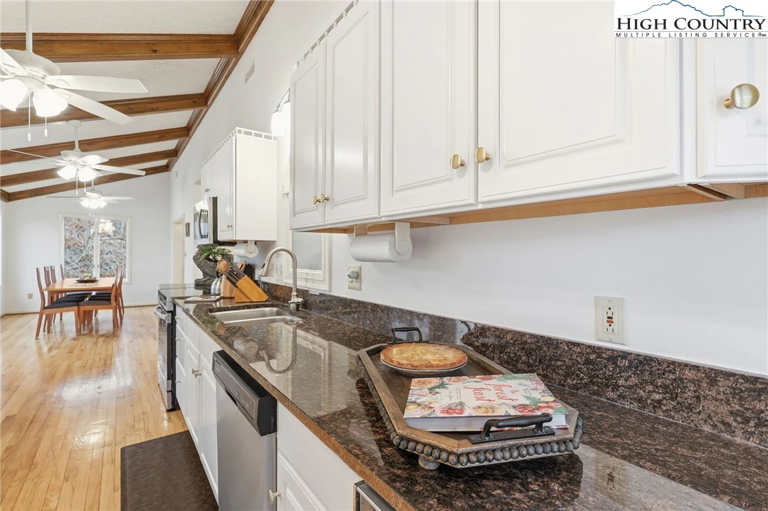 Image number 9 for the current listing