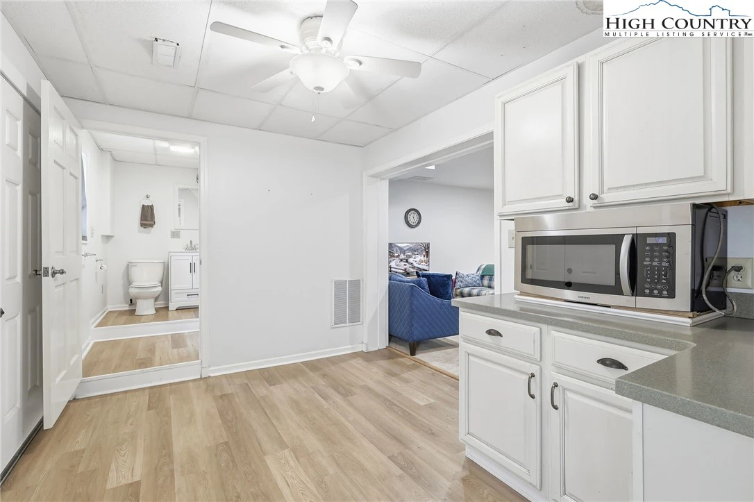 Image number 15 for the current listing