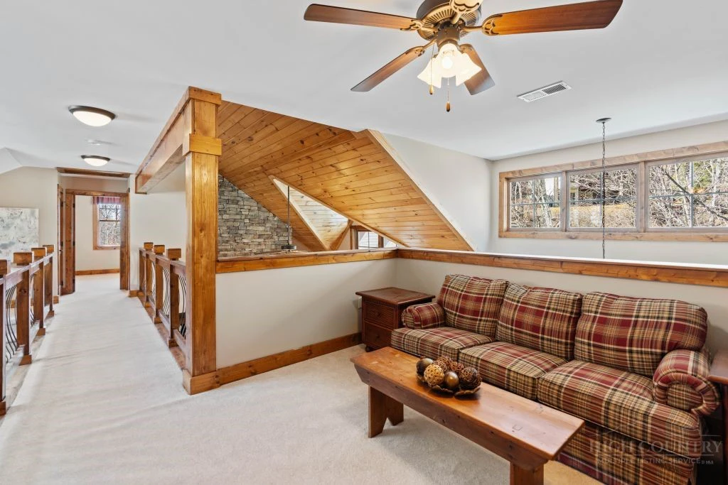 Image number 19 for the current listing