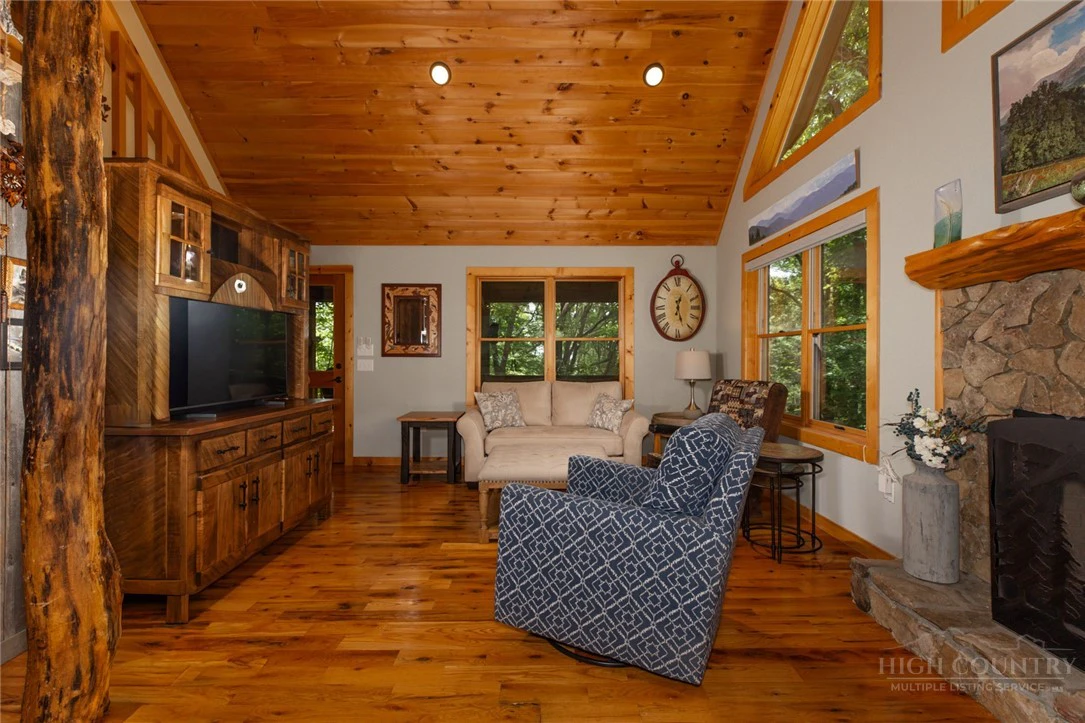 Image number 15 for the current listing