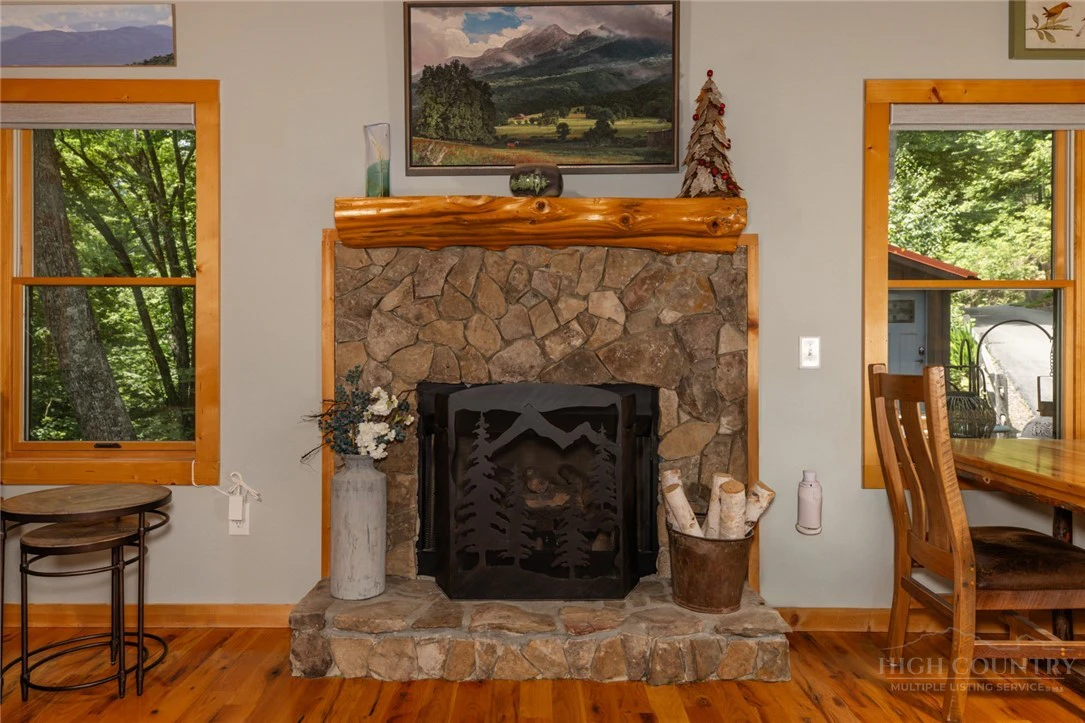 Image number 13 for the current listing