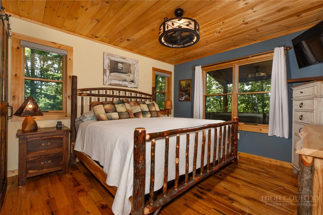 Image number 17 for the current listing