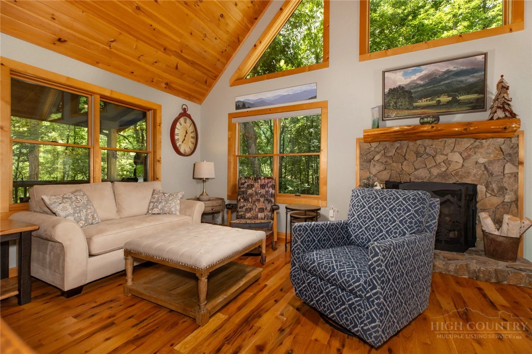 Image number 14 for the current listing