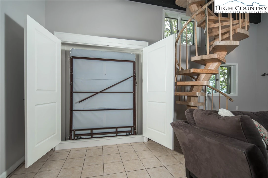 Image number 12 for the current listing