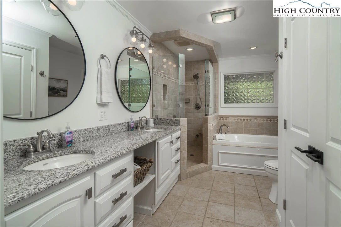 Image number 14 for the current listing