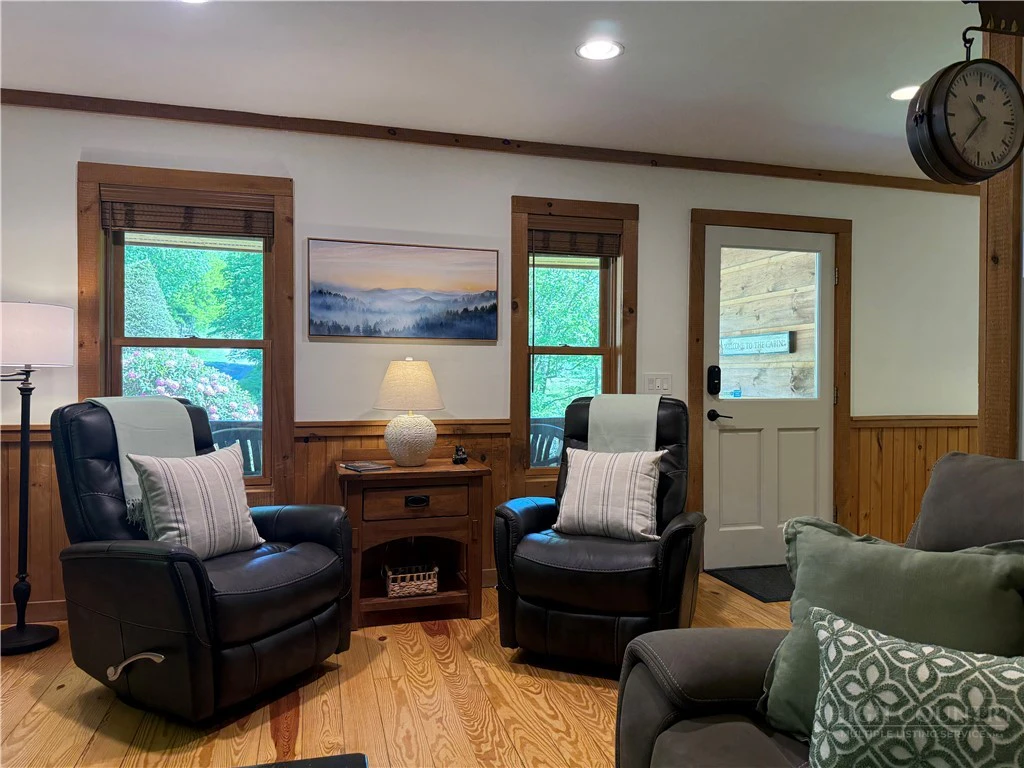 Image number 8 for the current listing
