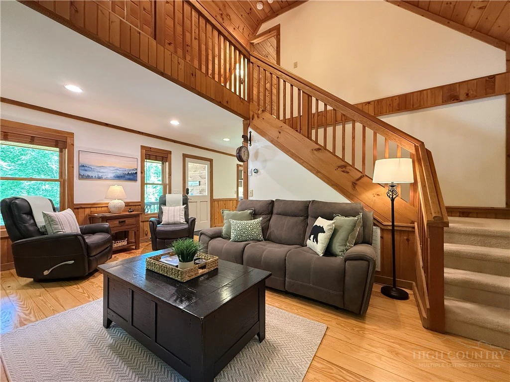 Image number 14 for the current listing