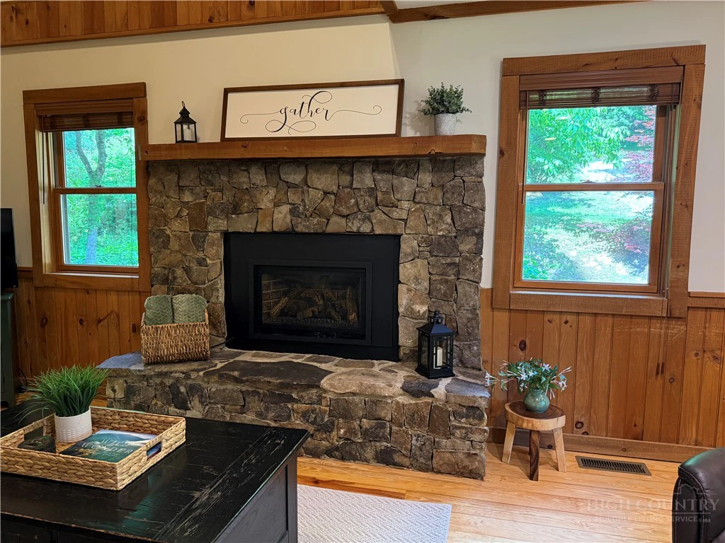 Image number 15 for the current listing