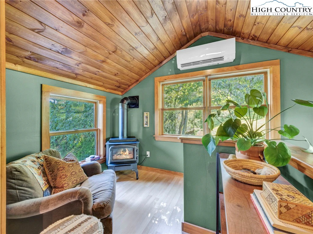 Image number 19 for the current listing