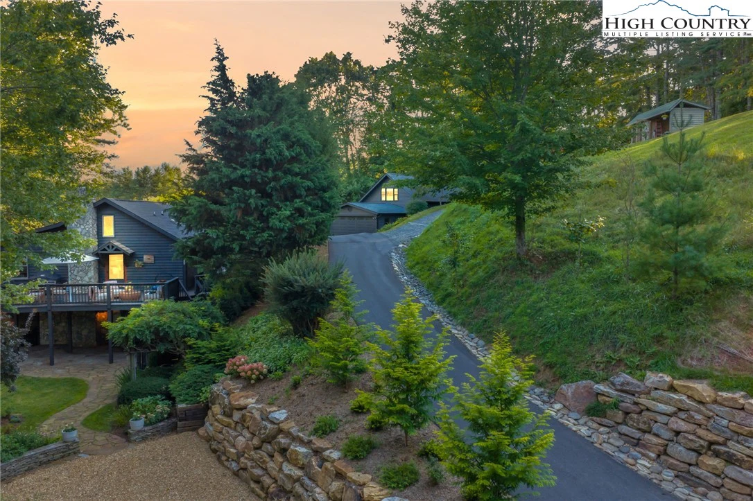 Image number 1 for the current listing