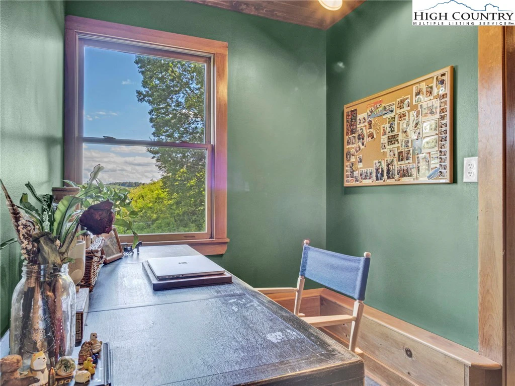 Image number 17 for the current listing