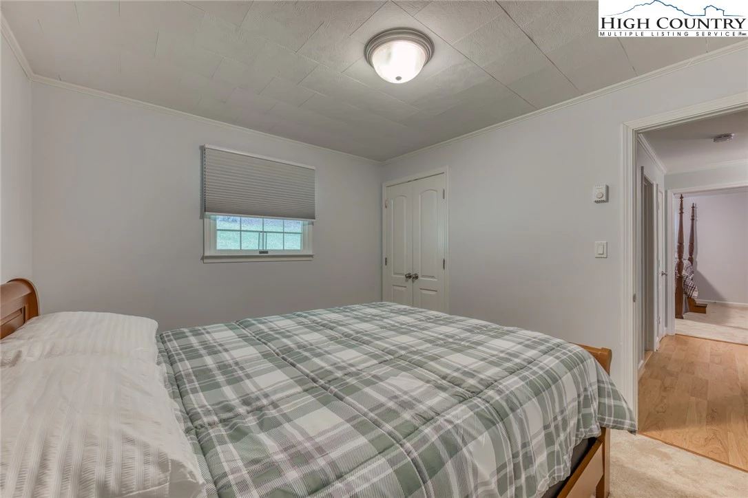 Image number 11 for the current listing