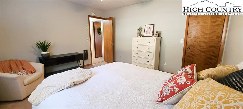 Image number 20 for the current listing