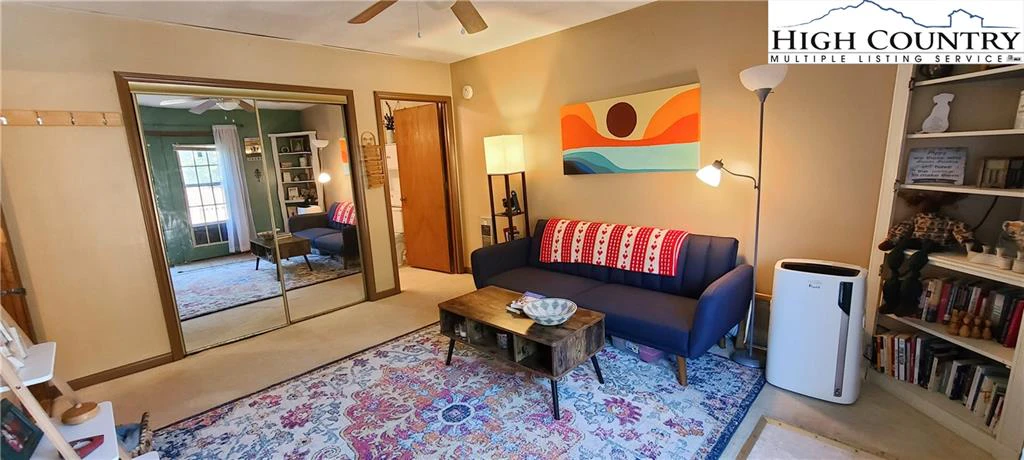 Image number 4 for the current listing