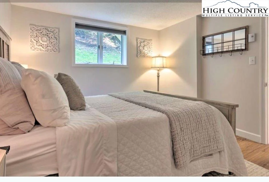 Image number 10 for the current listing