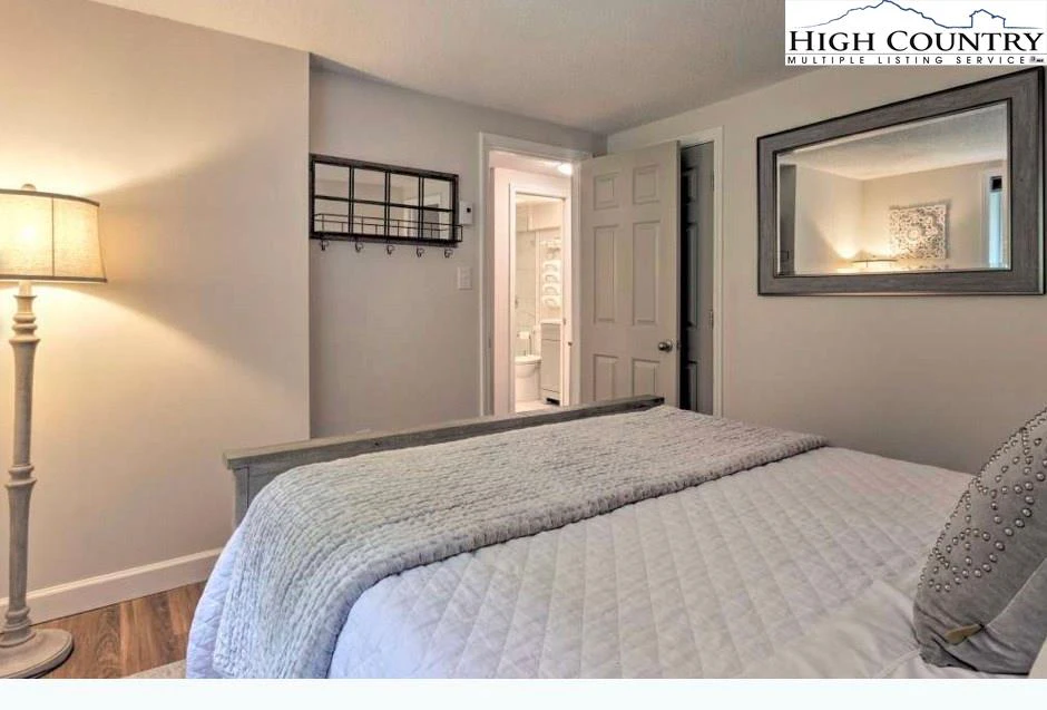 Image number 7 for the current listing