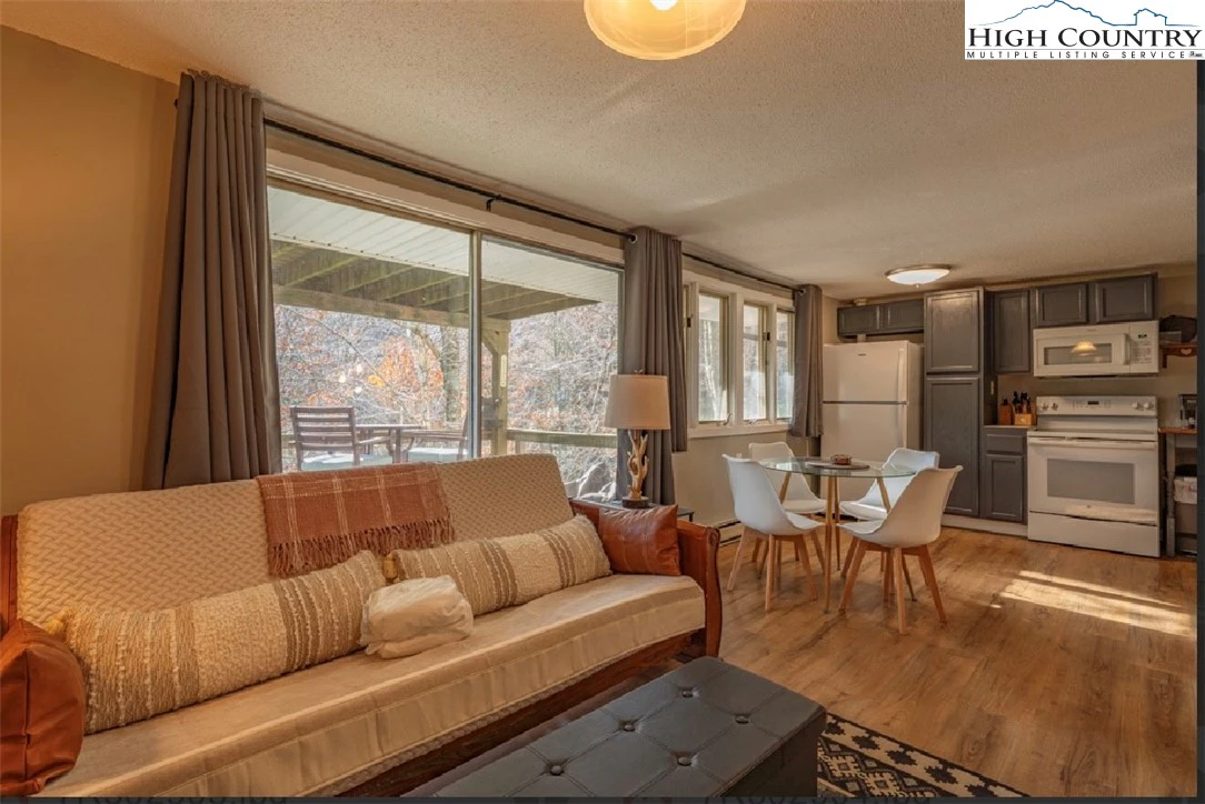 Image number 7 for the current listing