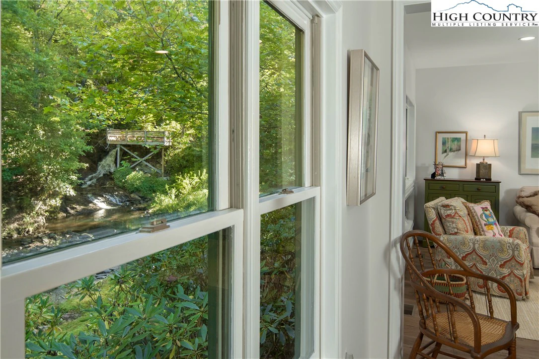 Image number 14 for the current listing
