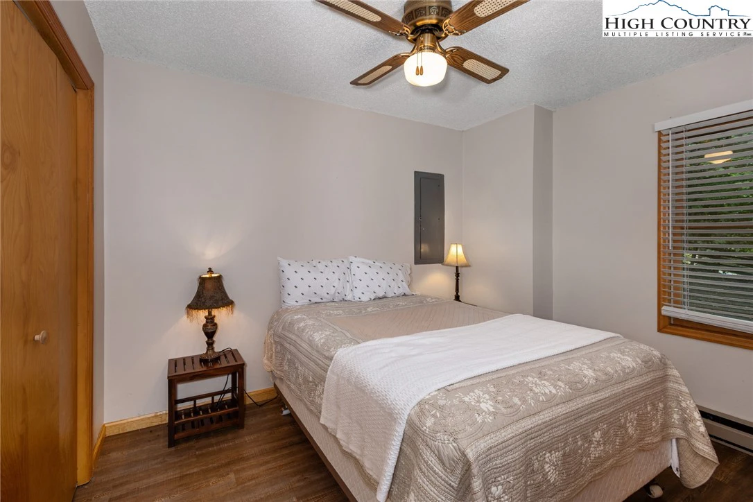Image number 4 for the current listing