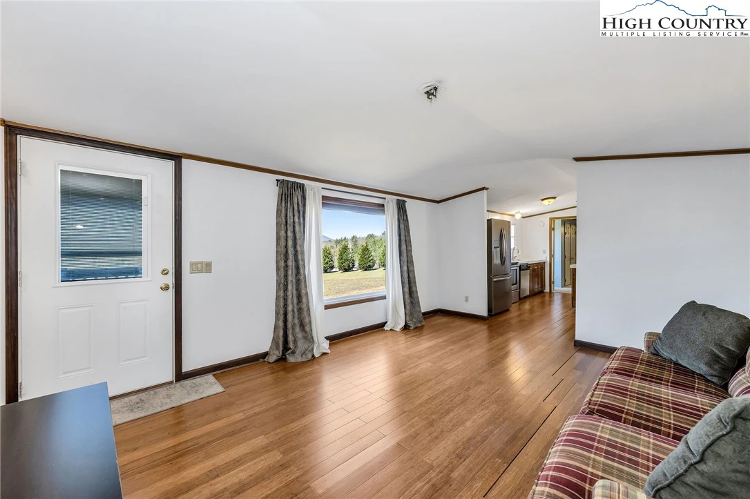 Image number 3 for the current listing