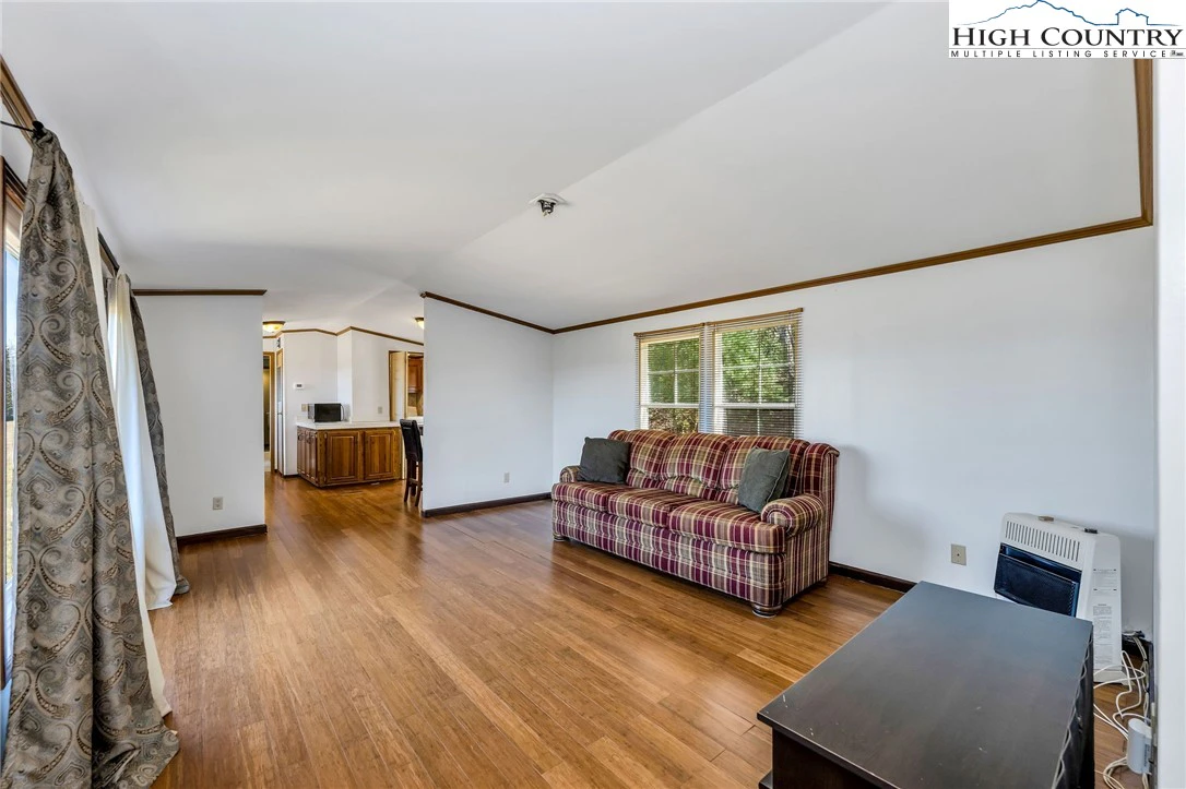 Image number 4 for the current listing