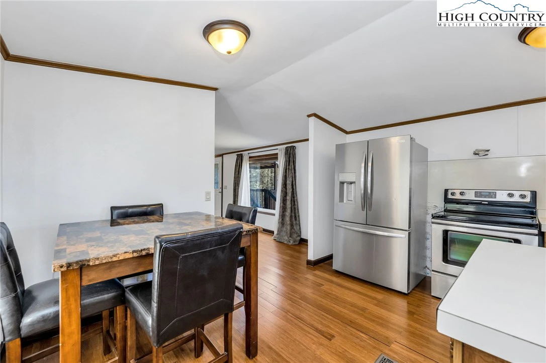 Image number 5 for the current listing