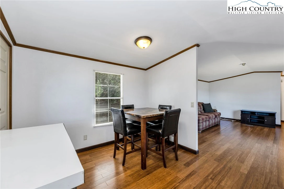 Image number 6 for the current listing