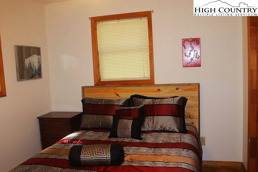 Image number 15 for the current listing