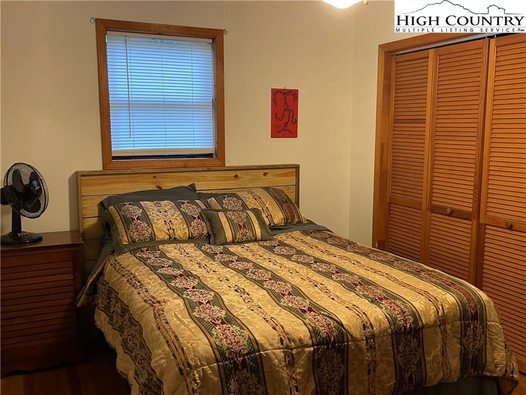 Image number 2 for the current listing