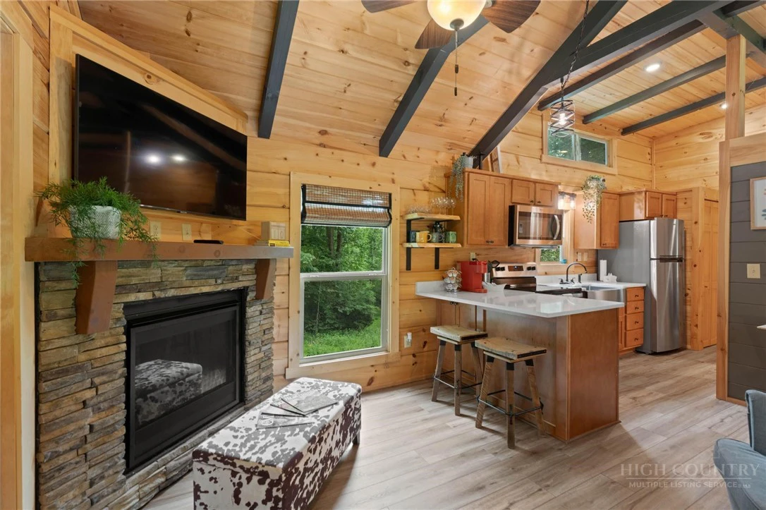 Image number 2 for the current listing
