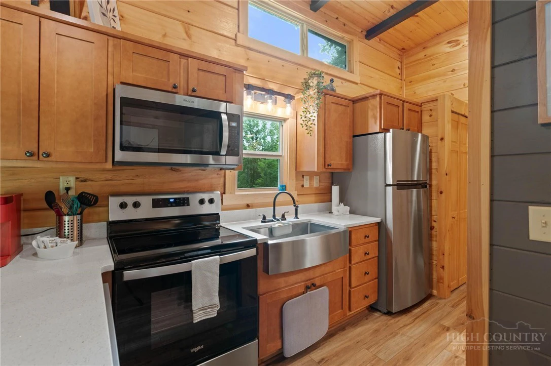 Image number 11 for the current listing