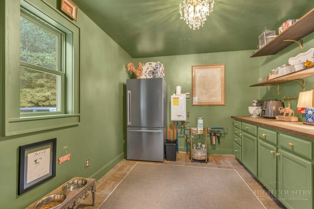 Image number 15 for the current listing