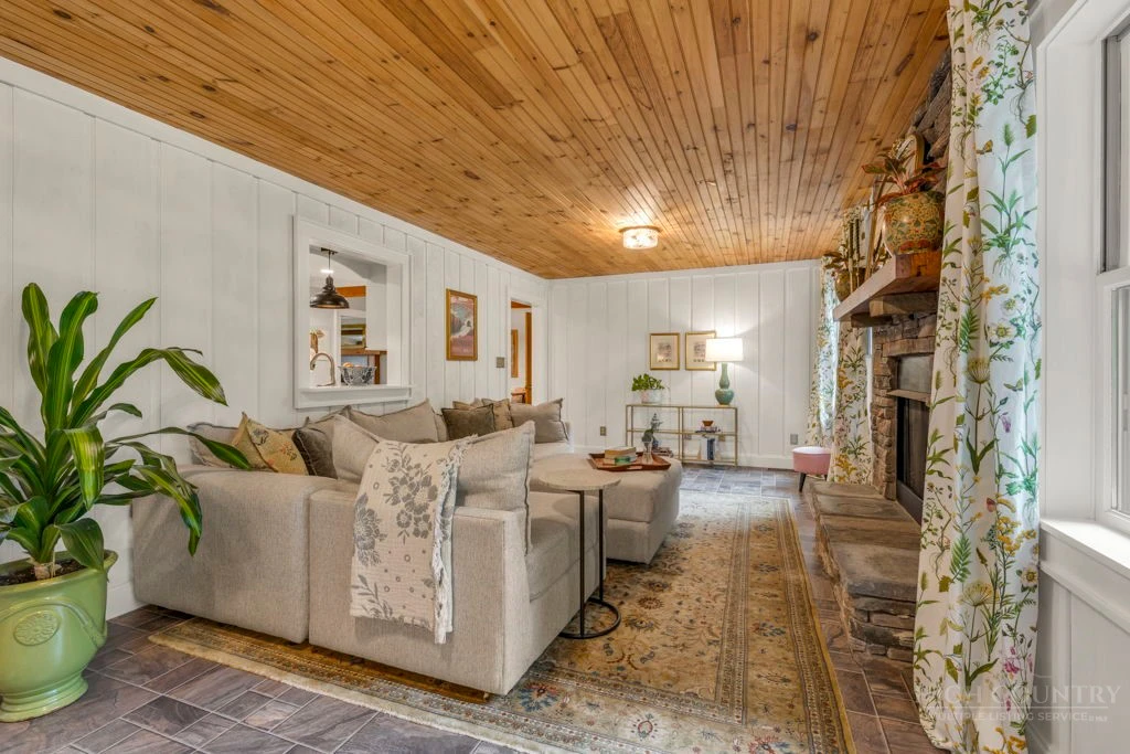Image number 19 for the current listing