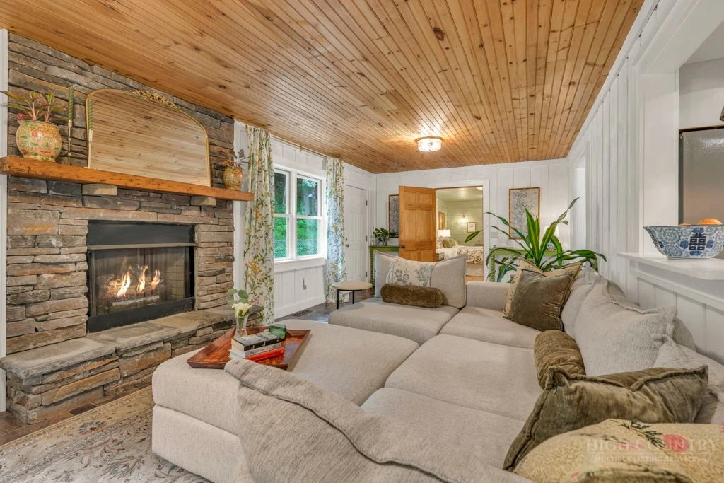 Image number 21 for the current listing