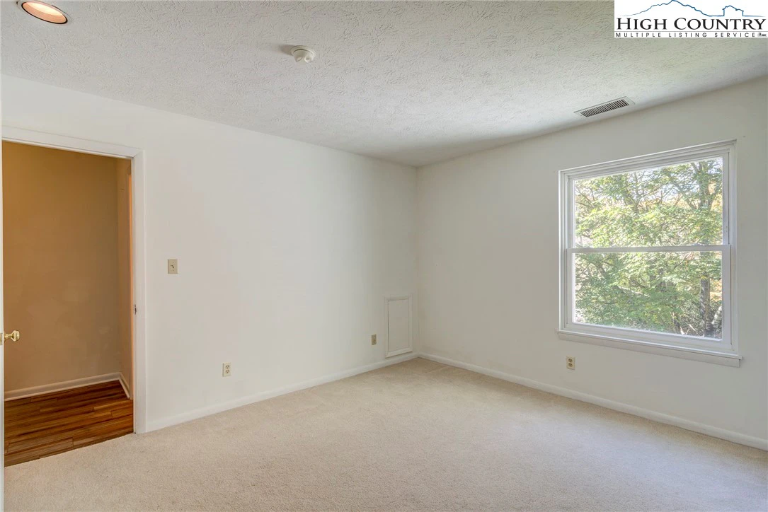 Image number 4 for the current listing