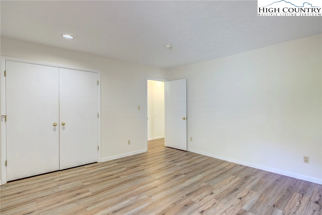 Image number 2 for the current listing