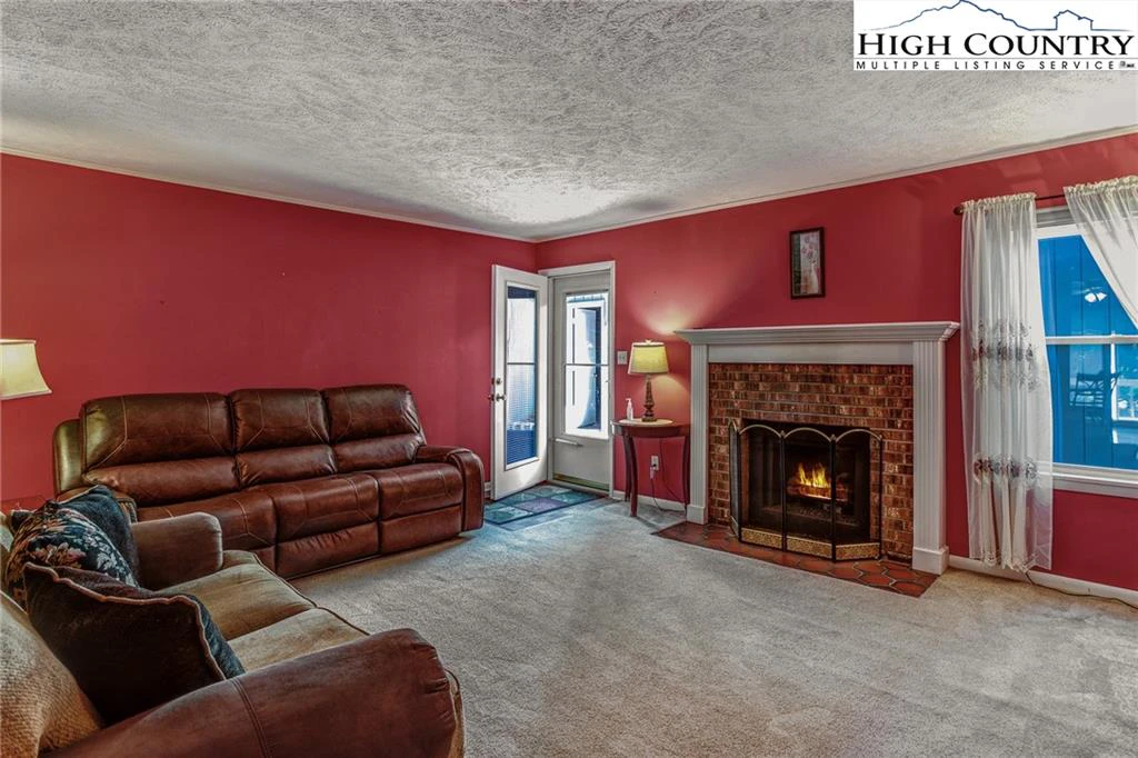 Image number 19 for the current listing