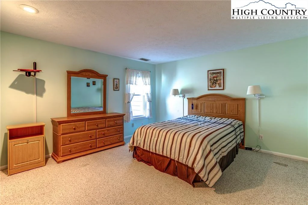 Image number 13 for the current listing