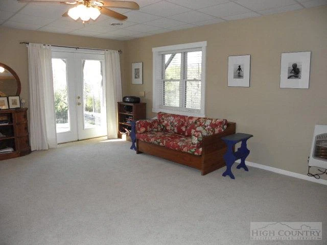 Image number 19 for the current listing