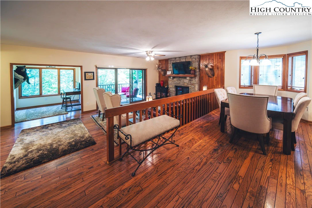 Image number 17 for the current listing