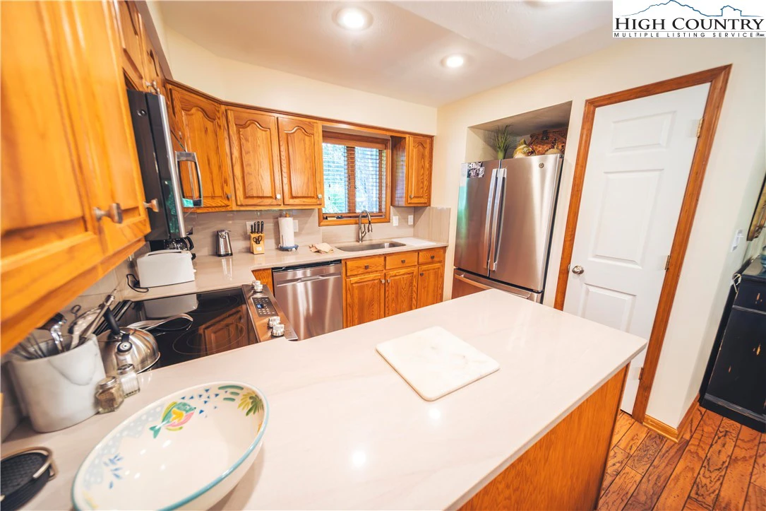 Image number 14 for the current listing