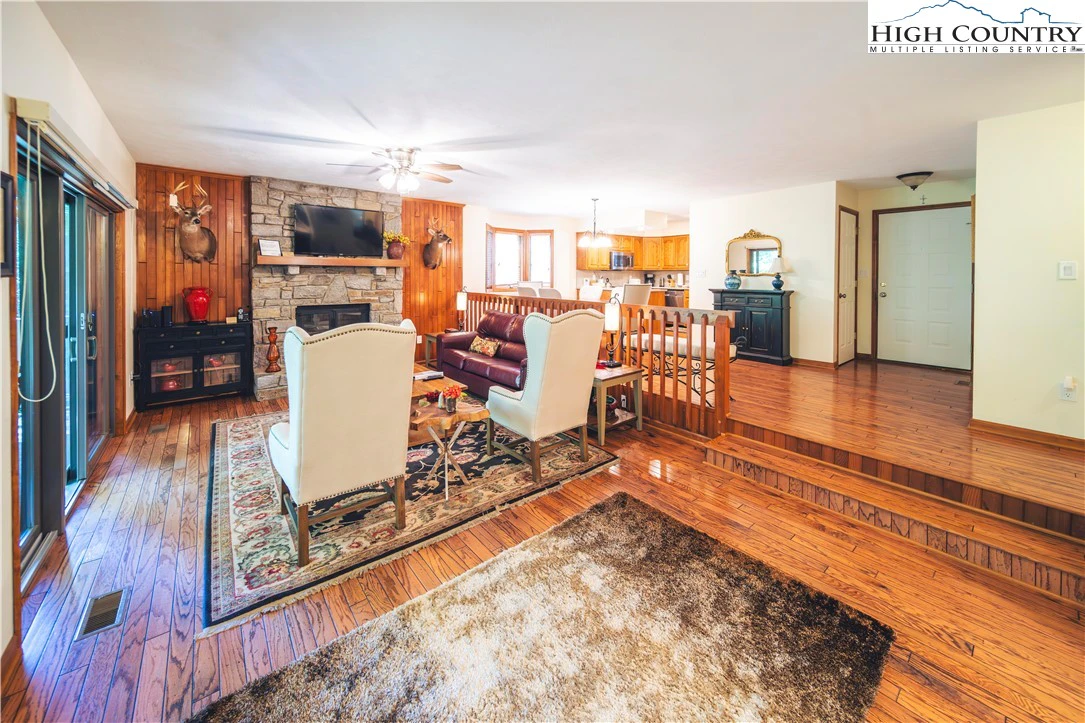 Image number 13 for the current listing