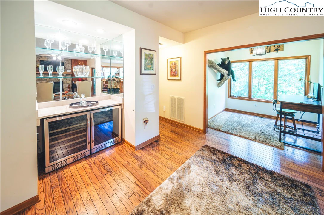Image number 2 for the current listing
