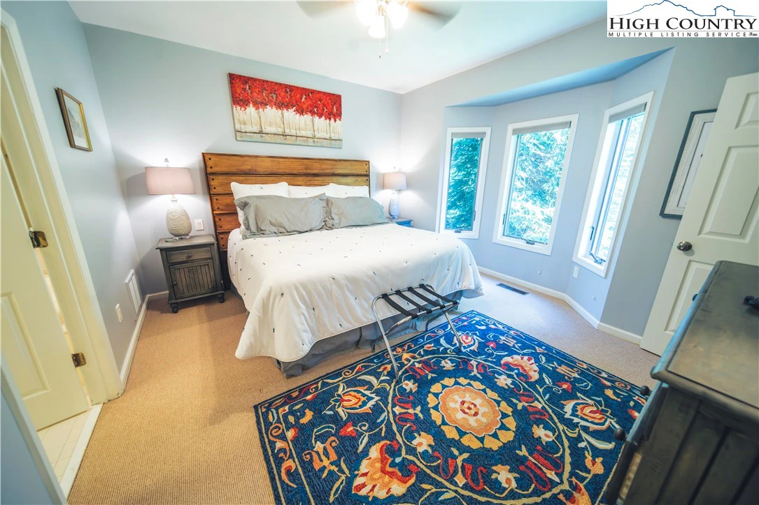 Image number 11 for the current listing