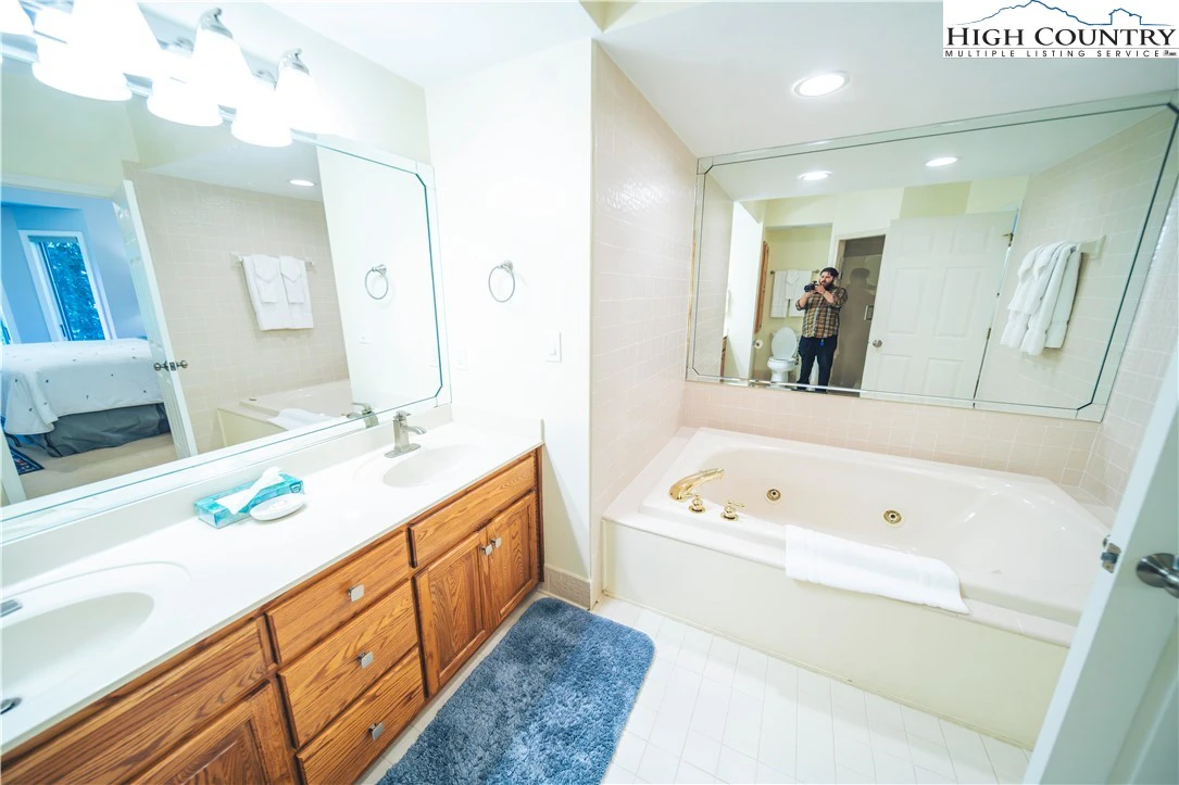 Image number 8 for the current listing