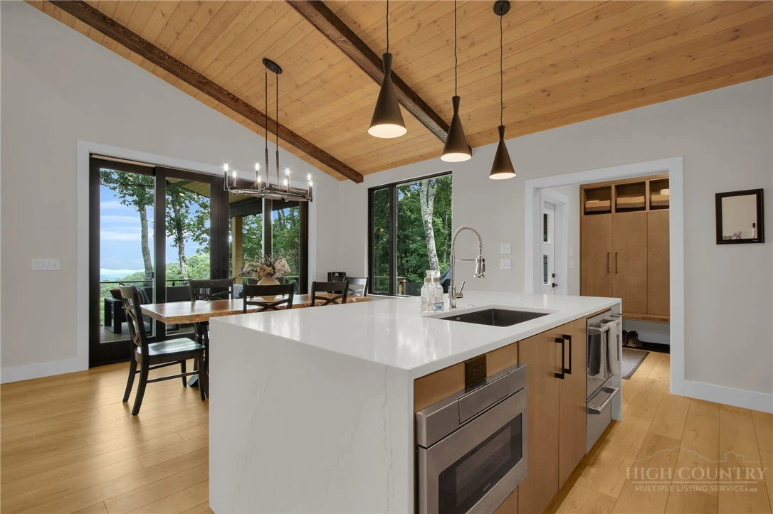 Image number 14 for the current listing