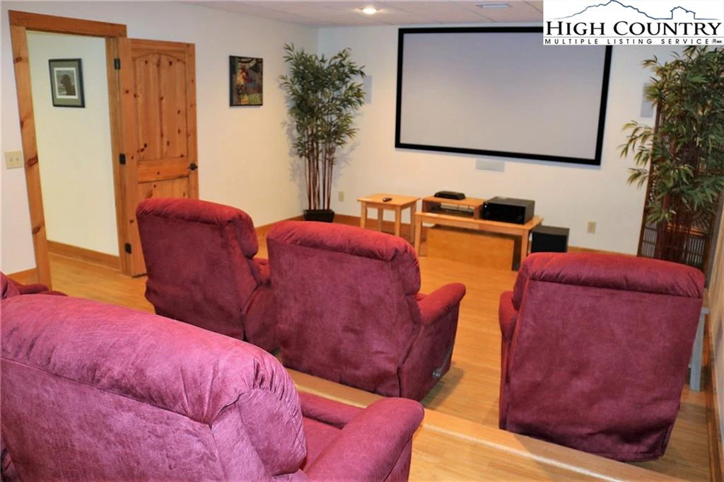Image number 11 for the current listing