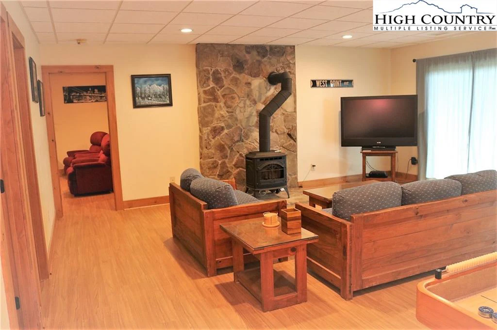 Image number 8 for the current listing