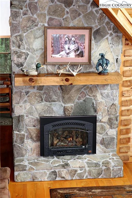 Image number 17 for the current listing